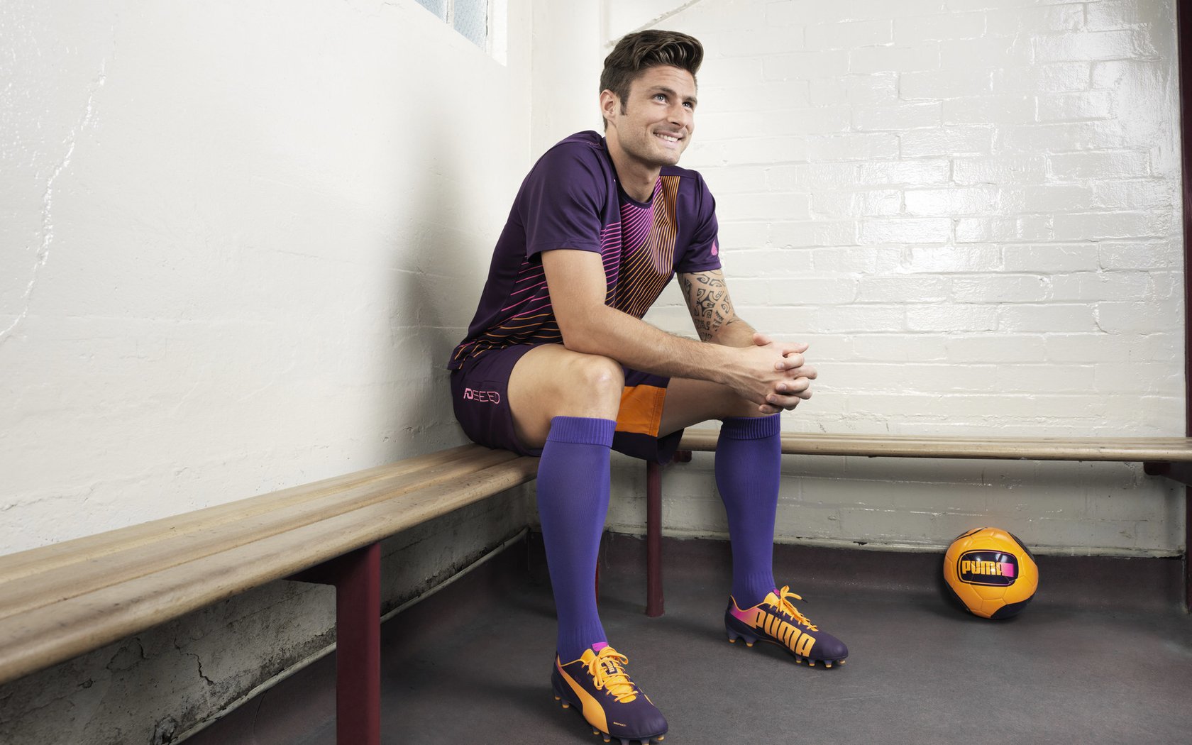 英超争冠之夜,哈兰德进攻端无人可挡,曼城加冕三连冠